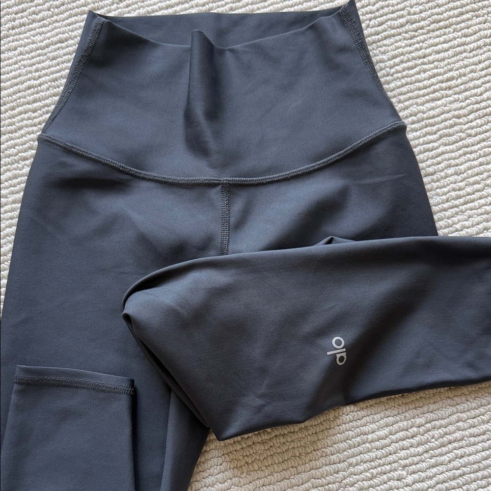 ALO Yoga High-Waist Leggings in Charcoal